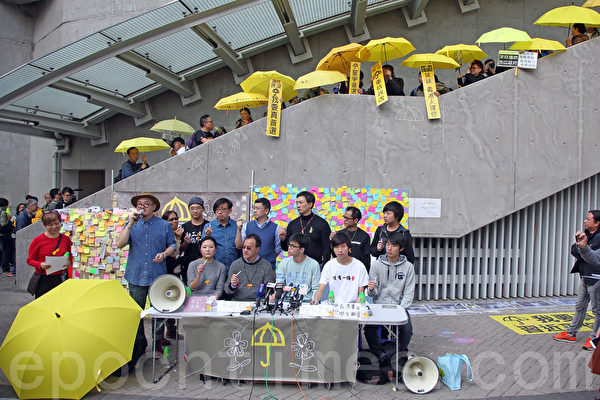 多个团体在政总外的“连侬墙”下声援被捕的涂鸦少女,有市民效仿少女在墙上用粉笔涂鸦。(潘在殊/大纪元) 多个团体在政总外的“连侬墙”下声援被捕的涂鸦少女,有市民效仿少女在墙上用粉笔涂鸦。(潘在殊/大纪元)
