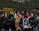 1月6日，上海踩踏惨剧遇难者的头七，民众一大早自发到惨剧发生地献花悼念，遇难者家属悲痛欲绝。(AFP)