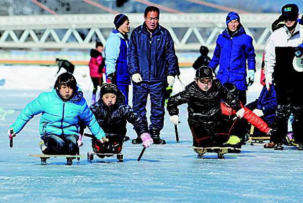 冬季民艺庆典——滑雪橇。(杨口郡观光科提供) 冬季民艺庆典——滑雪橇。(杨口郡观光科提供)