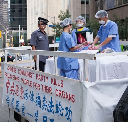 海外法轮功学员做活摘器官模拟演示。(明慧网) 海外法轮功学员做活摘器官模拟演示。(明慧网)