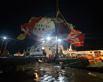 亚航黑盒子12日打捞出海，最快2天可取出资料。图为11日，印尼熊井港，打捞出海的亚航航班QZ8501残骸。（ADEK BERRY/AFP）