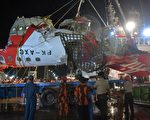 印尼海军1月11日打捞起亚洲航空失事班机的其中1具黑盒子，同时还在寻找另1具。图为1月11日印尼人员卸载亚航机身的部分残骸。(ADEK BERRY/AFP/Getty Images)