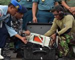 印尼潛水伕於1月12日在爪哇海打撈起失事亞航的黑盒子，找到黑盒子將有助於釐清亞航失事的原因。(ADEK BERRY/AFP/Getty Images)