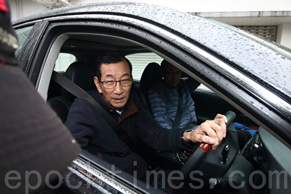 《蘋果日報》社長葉一堅,在壹傳媒大樓及黎智英大宅遭掟燃燒彈後,到黎智英大宅。(蔡雯文/大紀元) 《蘋果日報》社長葉一堅,在壹傳媒大樓及黎智英大宅遭掟燃燒彈後,到黎智英大宅。(蔡雯文/大紀元)