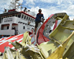 有航空專家認為高空失速或空中顛簸，最有可能是造成QZ8501班機墜機的主因。圖為搜救人員打撈上岸的亞航殘骸。(AFP)