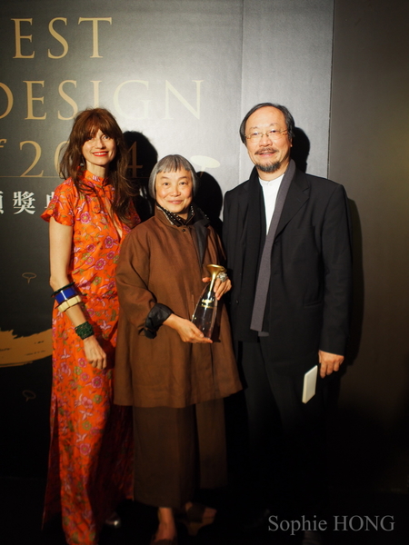 洪丽芬获得“金点奖”,右为林磐耸教授。(图片来源:Sophie Hong提供) 洪丽芬获得“金点奖”,右为林磐耸教授。(图片来源:Sophie Hong提供)