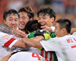 亚洲杯史上首次击败乌兹别克斯坦后,中国球员一起庆祝。(Bradley Kanaris/Getty Images)