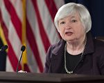图为美联储主席叶伦(Janet Yellen)在2014年12月17日的FOMC会议后新闻发布会上讲话,当时叶伦说油价下跌就好比减税,让消费者有更多可支配收入。(SAUL LOEB/AFP/Getty Images)