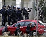 1月16日，巴黎東北郊上塞納省（Hauts-de-Seine）Colombes鎮發生劫持人質案,圖為特警隊攻堅。（AFP PHOTO / KENZO TRIBOUILLARD）