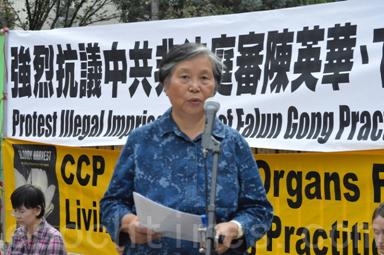 2013年8月19日,在卡爾加里中領館前,黃金玲女士呼籲河北石家莊當局釋放其女兒陳英華、法輪功學員卞麗潮的女兒卞曉輝。(作者提供) 2013年8月19日,在卡爾加里中領館前,黃金玲女士呼籲河北石家莊當局釋放其女兒陳英華、法輪功學員卞麗潮的女兒卞曉輝。(作者提供)