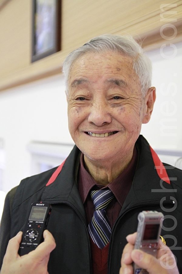 今年87岁,年纪最长的义消总队总干事钟登贤。(许享富 /大纪元) 今年87岁,年纪最长的义消总队总干事钟登贤。(许享富 /大纪元)