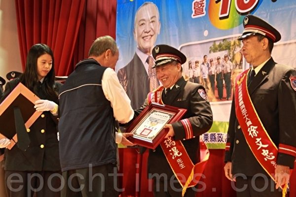 县长徐耀昌表扬服务满40年的义消第三大队副总干事徐瑞滉。(许享富 /大纪元) 县长徐耀昌表扬服务满40年的义消第三大队副总干事徐瑞滉。(许享富 /大纪元)