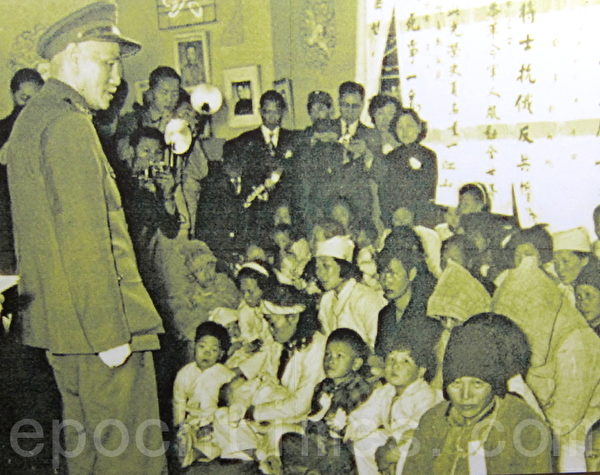 中华民国先总统蒋中正慰问烈士家属。(钟元/大纪元) 中华民国先总统蒋中正慰问烈士家属。(钟元/大纪元)