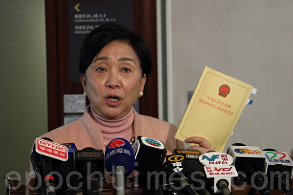 民主党主席刘慧卿强调《基本法》明确指出,23条是香港自行立法,她批评吴秋北意图绕过《基本法》的行为荒谬。(蔡雯文/大纪元) 民主党主席刘慧卿强调《基本法》明确指出,23条是香港自行立法,她批评吴秋北意图绕过《基本法》的行为荒谬。(蔡雯文/大纪元)