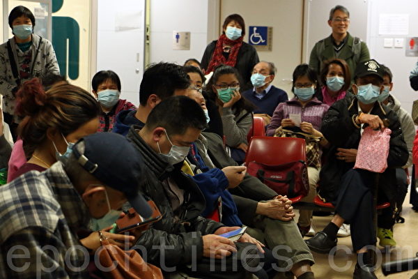 前日公立醫院整體急症室求診人數是6,818人,比非高峰期每日約5,800人為高。圖為前日公立醫院擠滿求診市民,很多都戴著口罩。(蔡雯文/大紀元) 前日公立醫院整體急症室求診人數是6,818人,比非高峰期每日約5,800人為高。圖為前日公立醫院擠滿求診市民,很多都戴著口罩。(蔡雯文/大紀元)