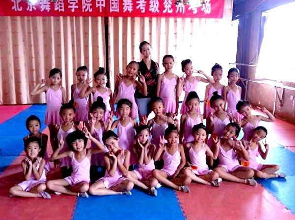 图：Ady老师和学生合影。（Ady Dance Class提供）