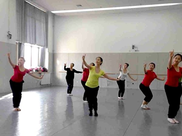 图：Ady老师教学生舞蹈。（Ady Dance Class提供）
