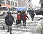 组图：风雪中的纽约人