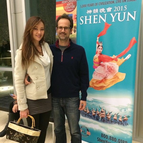 好莱坞演员、作家兼专业吉他手Ken Weiler和壁画家女友Monica Ferroe欣赏了1月28日晚神韵世界艺术团在北岭山谷表演艺术中心的第二场后盛赞神韵。(刘菲/大纪元) 好莱坞演员、作家兼专业吉他手Ken Weiler和壁画家女友Monica Ferroe欣赏了1月28日晚神韵世界艺术团在北岭山谷表演艺术中心的第二场后盛赞神韵。(刘菲/大纪元)