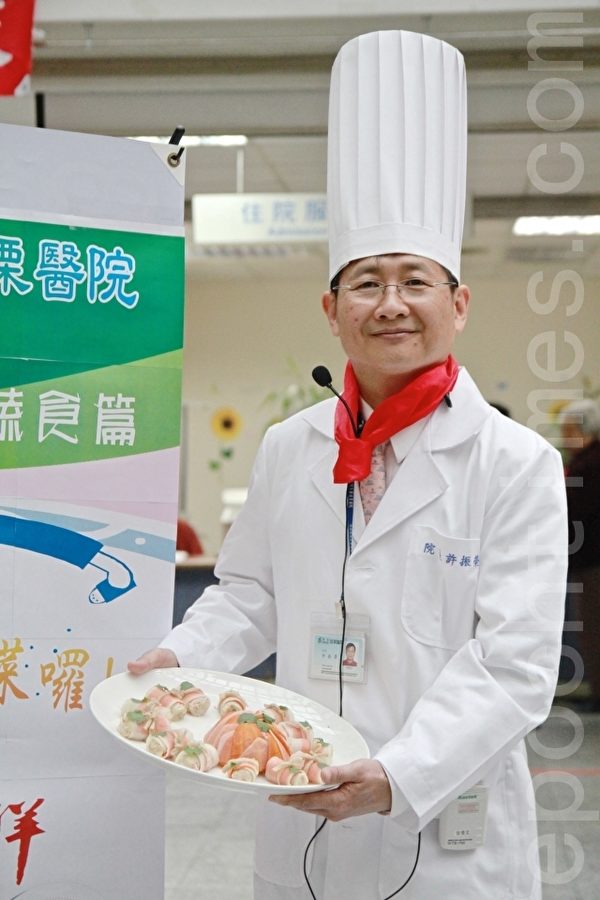 苗医院长许振荣展示健康年菜。(许享富 /大纪元) 苗医院长许振荣展示健康年菜。(许享富 /大纪元)