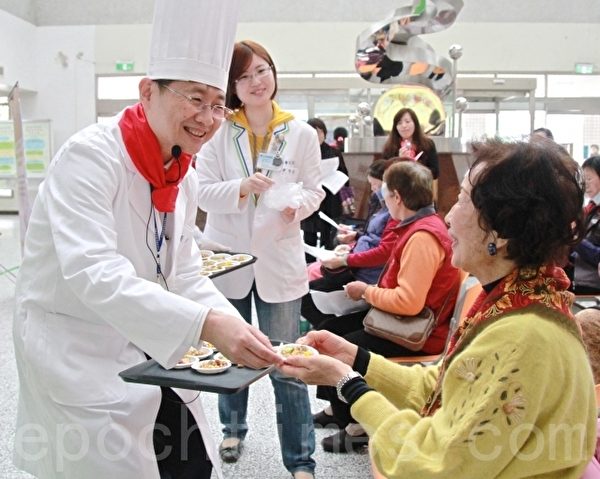 苗医院长许振荣邀请乡亲品尝健康年菜。(许享富 /大纪元) 苗医院长许振荣邀请乡亲品尝健康年菜。(许享富 /大纪元)