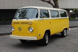 图:当年的嬉皮车﹝VW Van﹞。这是上世纪六、七十年代,在美国公路上常见的七人座嬉皮车﹝VW Van﹞。四缸1,600cc或2,000cc的小引擎,设计与维修都十分简易,速度虽慢,但每加仑油在公路上可轻松的跑三十英哩以上。后置引擎,后轮传动,加上车体离地面高,所以也具有极佳的雪地与越野性能,常被我开到野外去钓鱼。照片中的车已经是它的第二代了,那第一代嬉皮车的四周车窗特小,开车上路时有视线不良的重大缺陷。我前后拥有过四部这款嬉皮车,全是第二代的,现在只剩下一部1976年的露营车﹝VW Camper﹞还静静地躺在我的车房里,四十年转瞬即逝,它也快要算是古董车了吧?(作者提供) 当年的嬉皮车﹝VW Van﹞。这是上世纪六、七十年代,在美国公路上常见的七人座嬉皮车﹝VW Van﹞。四缸1,600cc或2,000cc的小引擎,设计与维修都十分简易,速度虽慢,但每加仑油在公路上可轻松的跑三十英哩以上。后置引擎,后轮传动,加上车体离地面高,所以也具有极佳的雪地与越野性能,常被我开到野外去钓鱼。照片中的车已经是它的第二代了,那第一代嬉皮车的四周车窗特小,开车上路时有视线不良的重大缺陷。我前后拥有过四部这款嬉皮车,全是第二代的,现在只剩下一部1976年的露营车﹝VW Camper﹞还静静地躺在我的车房里,四十年转瞬即逝,它也快要算是古董车了吧?(作者提供)