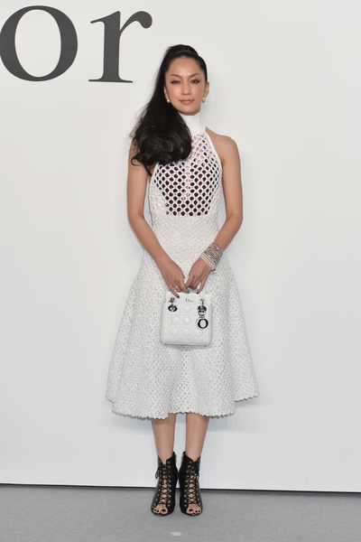 中島美嘉婚後出席時尚活動,左手鑽石婚戒很閃亮。(Keith Tsuji/Getty Images for Dior) 中島美嘉婚後出席時尚活動,左手鑽石婚戒很閃亮。(Keith Tsuji/Getty Images for Dior)
