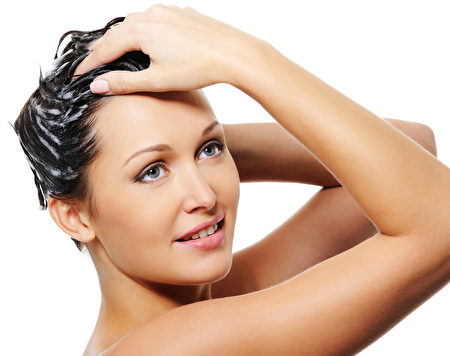 小蘇打粉加入洗髮精可以去除殘留在頭皮上的化學物質。（Fotolia)