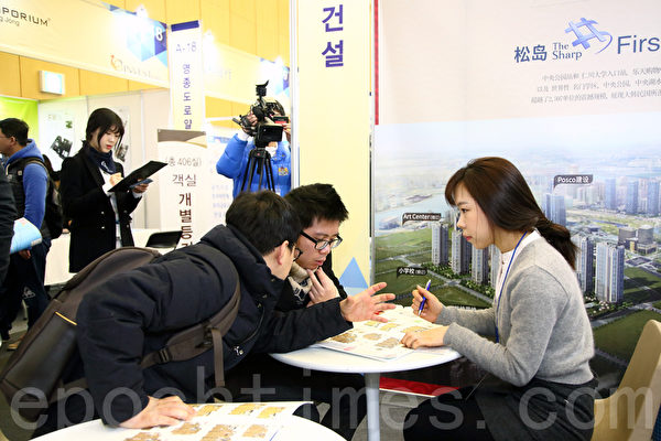 韩国“首届全球华人房地产投资和移民博览会”,于2015年1月31日至2月1日在仁川松岛国际会展中心举行。开幕式当天,来自中国上海、湖南、山东、辽宁、广东等地以及韩国的投资移民公司和企业老板慕名而至,现场洽谈气氛热烈。(全宇/大纪元) 韩国“首届全球华人房地产投资和移民博览会”,于2015年1月31日至2月1日在仁川松岛国际会展中心举行。开幕式当天,来自中国上海、湖南、山东、辽宁、广东等地以及韩国的投资移民公司和企业老板慕名而至,现场洽谈气氛热烈。(全宇/大纪元)