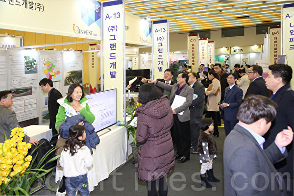 韩国“首届全球华人房地产投资和移民博览会”,于2015年1月31日至2月1日在仁川松岛国际会展中心举行。开幕式当天,来自中国上海、湖南、山东、辽宁、广东等地以及韩国的投资移民公司和企业老板慕名而至,现场洽谈气氛热烈。(全宇/大纪元) 韩国“首届全球华人房地产投资和移民博览会”,于2015年1月31日至2月1日在仁川松岛国际会展中心举行。开幕式当天,来自中国上海、湖南、山东、辽宁、广东等地以及韩国的投资移民公司和企业老板慕名而至,现场洽谈气氛热烈。(全宇/大纪元)
