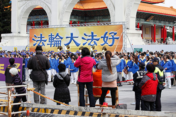 2015年2月1日,台湾台北地区法轮功学员在自由广场恭祝师父(法轮功创始人李洪志先生)新年好。图为路过游客围观并举起相机拍下壮观的画面。(罗正恒/大纪元) 2015年2月1日,台湾台北地区法轮功学员在自由广场恭祝师父(法轮功创始人李洪志先生)新年好。图为路过游客围观并举起相机拍下壮观的画面。(罗正恒/大纪元)