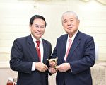 日本松山观光协会长关谷胜嗣一行人来台,3日下午拜会市长涂醒哲。(嘉义市政府提供)