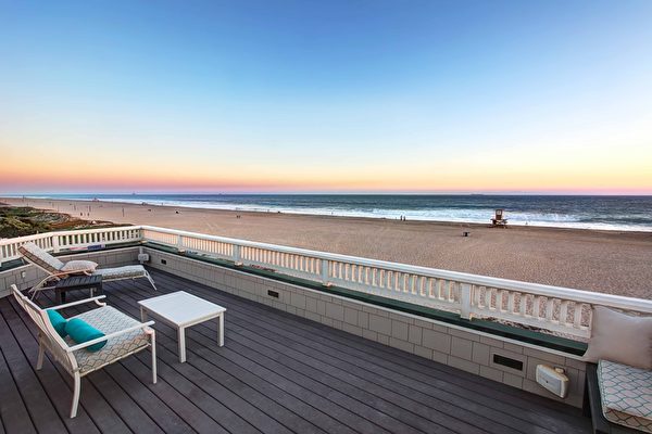图:加州橙县海滨小镇日落滩(Sunset Beach)最近新上市一栋风景绝佳的临海豪宅,视野开阔,将诗情画意的日落滩海景尽收眼底。(地产经纪人霍顿团队提供) 图:加州橙县海滨小镇日落滩(Sunset Beach)最近新上市一栋风景绝佳的临海豪宅,视野开阔,将诗情画意的日落滩海景尽收眼底。(地产经纪人霍顿团队提供)