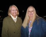FBI华盛顿DC的一位前情报人员Jackie Mclaughlin(右)和Mary Mclaughlin观看了神韵巡回艺术团2月4日晚在西维吉尼亚州查尔斯顿的第二场演出。(李辰/大纪元)