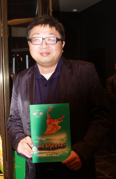 悉尼Parramatta市華裔市議員John Hugh介紹道:「去年中共領事館找我說,神韻裡面包含政治的東西,要求我不可以再來看,也不可以給神韻寫賀信,今年我照樣寫賀信,而且我現在就在這裡,答案很顯然。」(駱亞/大紀元) 悉尼Parramatta市華裔市議員John Hugh介紹道:「去年中共領事館找我說,神韻裡面包含政治的東西,要求我不可以再來看,也不可以給神韻寫賀信,今年我照樣寫賀信,而且我現在就在這裡,答案很顯然。」(駱亞/大紀元)