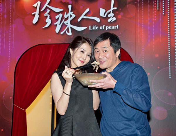 李亮瑾餵湯志偉吃麻油雞。(三立提供) 李亮瑾餵湯志偉吃麻油雞。(三立提供)