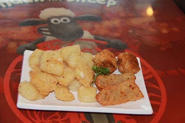 宜蘭三寶(鍋渣 肉捲 糟餅)。(郭千華/大紀元) 宜蘭三寶(鍋渣 肉捲 糟餅)。(郭千華/大紀元)