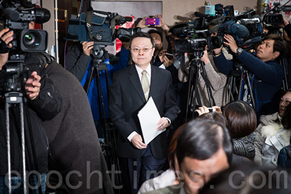 陆委会主委王郁琦(中)10日召开记者会表示,“无法认同”检方对陆委会副主委张显耀涉及泄密案做出不起诉处分,并宣布请辞陆委会主委。(陈柏州/大纪元) 陆委会主委王郁琦(中)10日召开记者会表示,“无法认同”检方对陆委会副主委张显耀涉及泄密案做出不起诉处分,并宣布请辞陆委会主委。(陈柏州/大纪元)