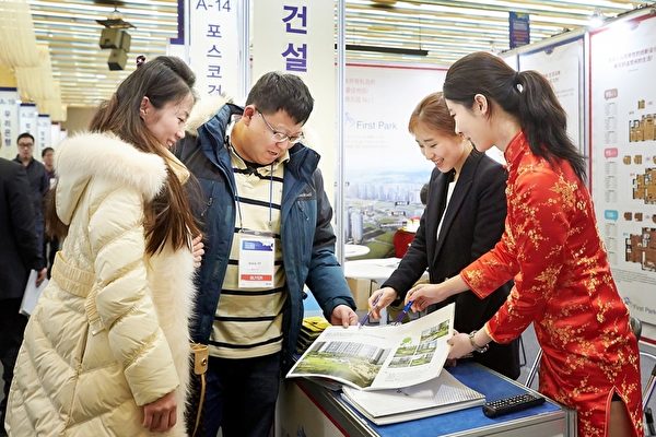 由大纪元韩国支社举办的“首届全球华人房地产投资和移民博览会”2015年1月31日至2月5日在仁川松岛国际会展中心举行。图为韩国大型企业“浦项建设公司”的展位。(图/浦项建设) 由大纪元韩国支社举办的“首届全球华人房地产投资和移民博览会”2015年1月31日至2月5日在仁川松岛国际会展中心举行。图为韩国大型企业“浦项建设公司”的展位。(图/浦项建设)