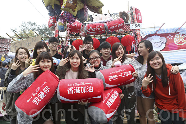 恒生管理学院经济学会学生以浪漫满coke为主题,设计4款抱枕。由于情人节关系爱情系列“我爱你”和“越难越爱”的销售也理想。(余钢/大纪元) 恒生管理学院经济学会学生以浪漫满coke为主题,设计4款抱枕。由于情人节关系爱情系列“我爱你”和“越难越爱”的销售也理想。(余钢/大纪元)