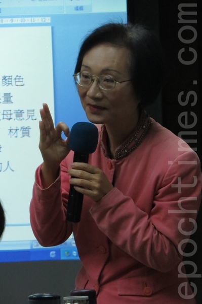 陈彦玲抛出许多问题与观众交流,让观众从问题说出自我的看法想法,然 后在找到自我的方向等。(黄美月/大纪元) 陈彦玲抛出许多问题与观众交流,让观众从问题说出自我的看法想法,然 后在找到自我的方向等。(黄美月/大纪元)