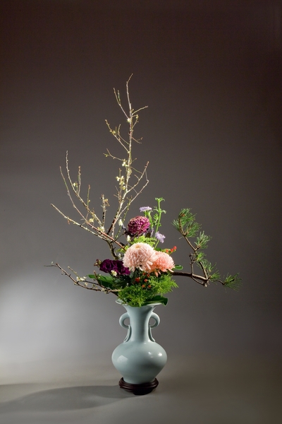 年花〈独从末路见精神〉
花材:梅花、菊花、柏、松、翠珠花、火龙果、洋桔梗、麒麟草
花器:瓶
花型:理念花(中华花艺文教基金会提供)
年花〈独从末路见精神〉
花材:梅花、菊花、柏、松、翠珠花、火龙果、洋桔梗、麒麟草
花器:瓶
花型:理念花(中华花艺文教基金会提供)
