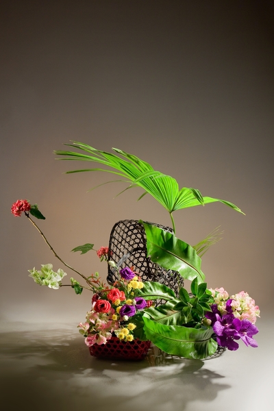 年花〈攒花染出彩虹妆〉
花材:九重葛、陆莲、洋桔梗、山茶、山苏、小菊、蒲葵、兰花
花器:造型篮
花型:造型花(中华花艺文教基金会提供)
年花〈攒花染出彩虹妆〉
花材:九重葛、陆莲、洋桔梗、山茶、山苏、小菊、蒲葵、兰花
花器:造型篮
花型:造型花(中华花艺文教基金会提供)