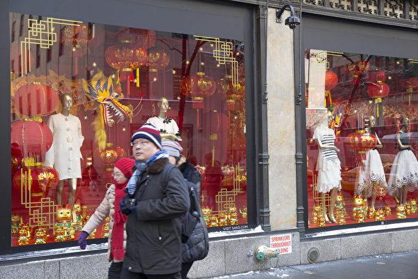 纽约第五大道萨克斯百货(Saks Fifth Avenue)的中国新年主题橱窗装饰 。(戴兵/大纪元) 纽约第五大道萨克斯百货(Saks Fifth Avenue)的中国新年主题橱窗装饰 。(戴兵/大纪元)
