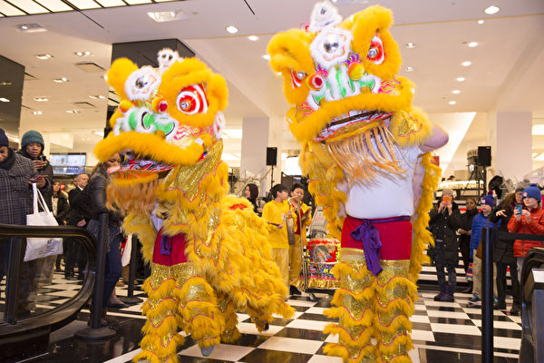 2015年2月19日,紐約布鲁明戴尔百货旗舰店歡度中國新年大年初一。(戴兵/大紀元) 2015年2月19日,紐約布鲁明戴尔百货旗舰店歡度中國新年大年初一。(戴兵/大紀元)
