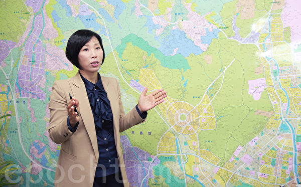 韓國投資移民諮詢師、金海市「大陸房地產中介所」所長、有名的房地產諮詢專家金渶淑。(全宇/大紀元) 韓國投資移民諮詢師、金海市「大陸房地產中介所」所長、有名的房地產諮詢專家金渶淑。(全宇/大紀元)