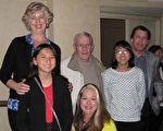 Rchard Cichley先生（右一）和太太Carrie Cichley女士（左一）帶家人與朋友觀看了2月21日晚神韻世界藝術團在聖地亞哥郡的演出，認為神韻所展現的中華文化很平和，傳遞美好信息。（方圓／大紀元）