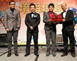 堉舜傳遞愛心豬公給桃園家扶中心。(徐乃義/大紀元)