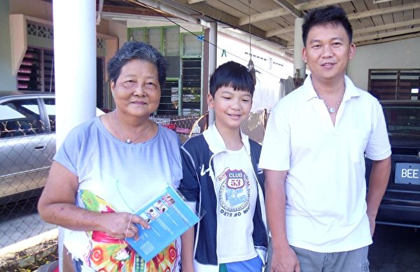 双文丹新村居民义先生(右一)与母亲和孩子一起观看游行。他赞扬道:“法轮大法新年游行,第一次看到很美!明年来好!”(徐长乐/大纪元) 双文丹新村居民义先生(右一)与母亲和孩子一起观看游行。他赞扬道:“法轮大法新年游行,第一次看到很美!明年来好!”(徐长乐/大纪元)