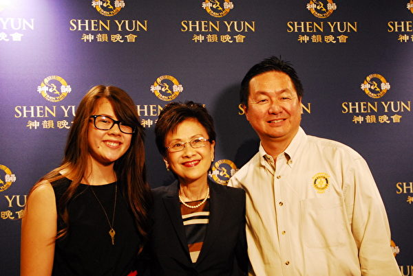 前县政委员Karn Goh女士和家人一同欣赏了2月27日的神韵演出,看到如此美丽的演出,Goh女士表示:“作为一名华裔,我受到巨大的鼓舞,也为祖辈的文化遗产而无比自豪。”(大纪元资料) 前县政委员Karn Goh女士和家人一同欣赏了2月27日的神韵演出,看到如此美丽的演出,Goh女士表示:“作为一名华裔,我受到巨大的鼓舞,也为祖辈的文化遗产而无比自豪。”(大纪元资料)